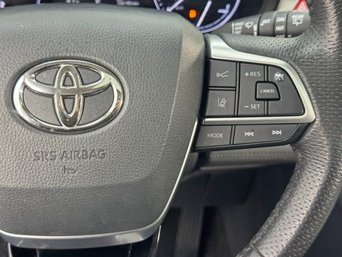 Used 2021 Toyota Sienna Limited image 23