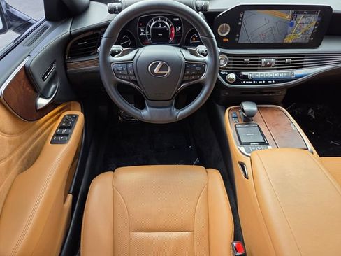 Used 2022 Lexus LS 500 w/ Accessory Package (Z1) RWD image 11