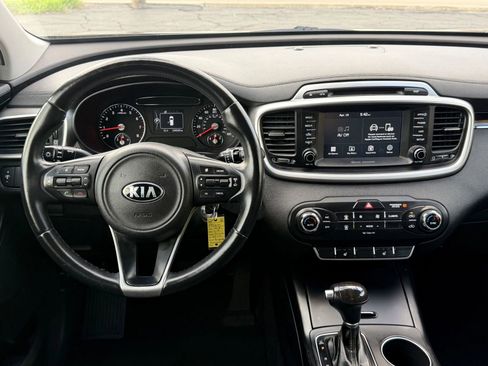 Used 2018 Kia Sorento FWD image 17