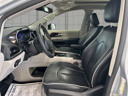 Used 2023 Chrysler Pacifica Limited FWD image 9