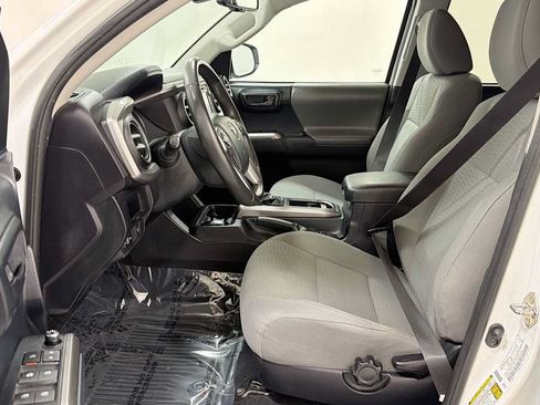 Certified 2018 Toyota Tacoma SR5 AWD/4WD image 13