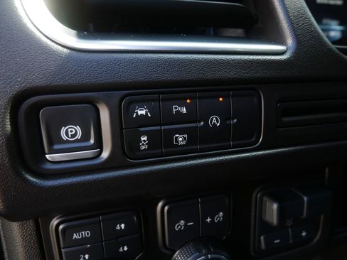 Used 2024 Chevrolet Suburban RST w/ Luxury Package image 17