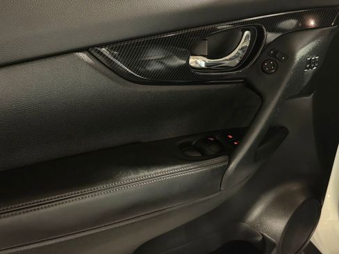 Used 2020 Nissan Rogue SL w/ Premium Package image 13