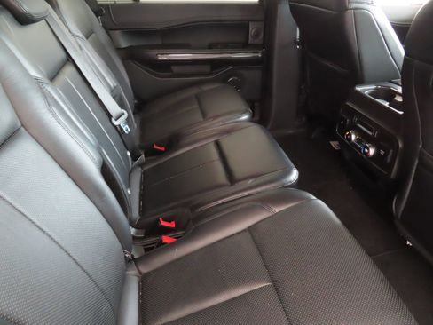 Used 2018 Ford Expedition XLT w/ Equipment Group 202A RWD image 25