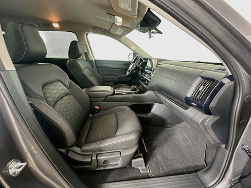 Used 2025 Nissan Pathfinder SV FWD image 32