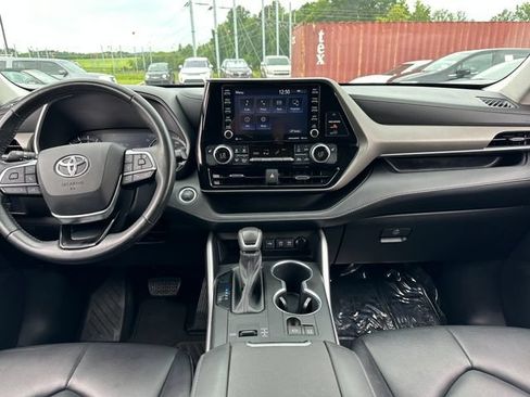 Used 2021 Toyota Highlander XLE FWD image 16