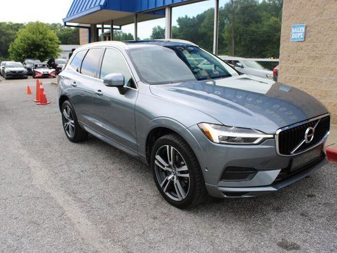 Used 2018 Volvo XC60 T5 Momentum w/ Vision Package AWD/4WD image 3