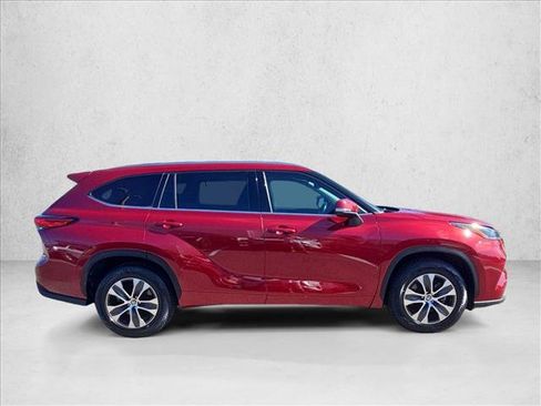 Used 2021 Toyota Highlander XLE FWD image 4