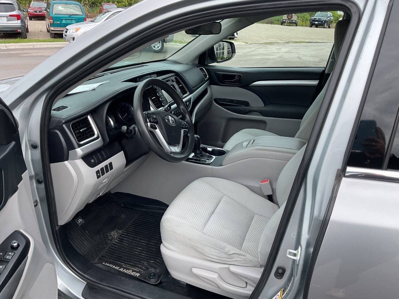 Used 2019 Toyota Highlander LE FWD image 14