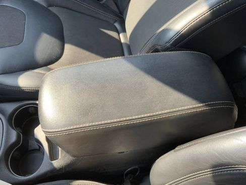 Used 2018 Jeep Cherokee Latitude Plus FWD image 21