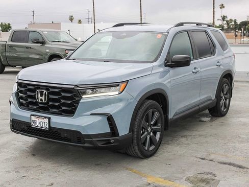 Used 2025 Honda Pilot Sport image 4