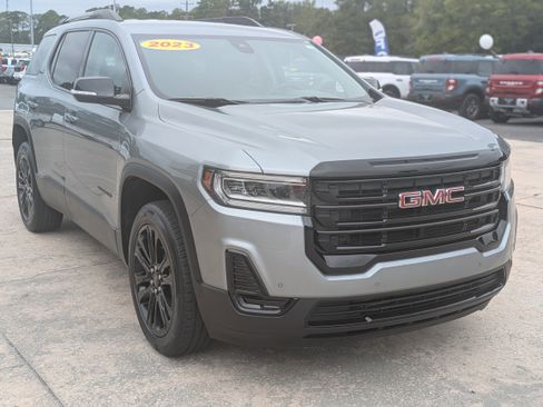 Used 2023 GMC Acadia SLE w/ Driver Convenience Package image 4