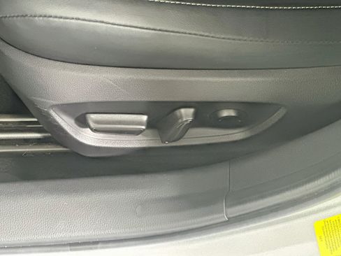 Used 2023 Toyota Prius XLE FWD image 13