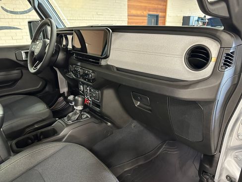 Used 2024 Jeep Wrangler Unlimited AWD/4WD image 21