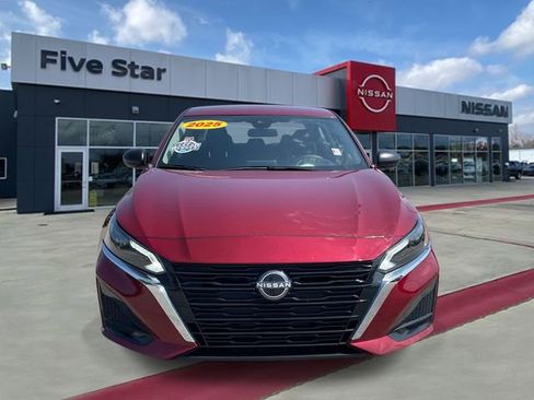 Used 2025 Nissan Altima 2.5 SV FWD image 2