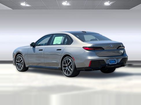 New 2025 BMW 740i image 3