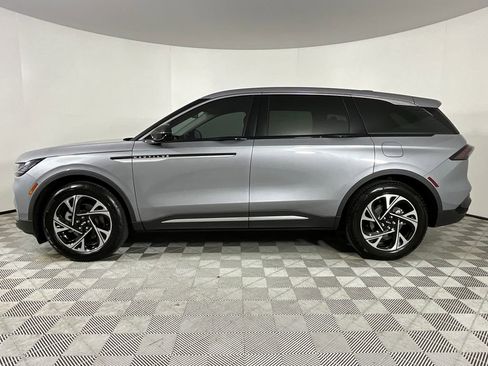 Used 2025 Lincoln Nautilus Premier image 2