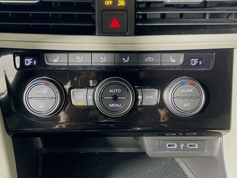 Used 2023 Volkswagen Jetta SE w/ Panoramic Sunroof Package image 23