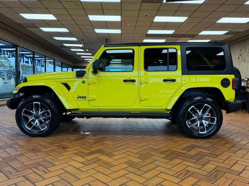 Used 2024 Jeep Wrangler Unlimited w/ Convenience Group AWD/4WD image 4