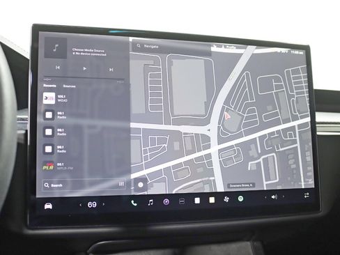 Used 2022 Tesla Model X Plaid image 17