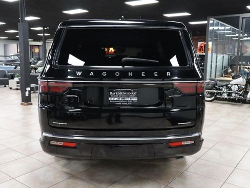 Used 2024 Jeep Wagoneer L Series II w/ Flexible Seating Group AWD/4WD image 4