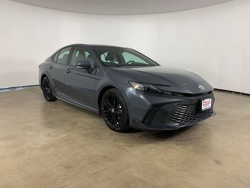 Used 2025 Toyota Camry SE image 5