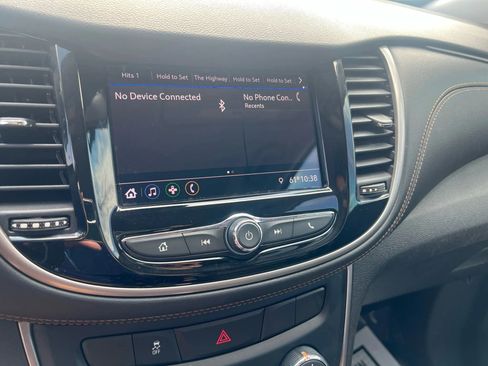 Used 2020 Chevrolet Trax LT w/ LT Convenience Package FWD image 13