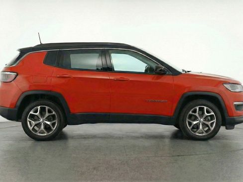 Used 2025 Jeep Compass Limited image 11