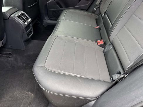 Used 2022 Volkswagen Taos SE w/ Panoramic Sunroof Package FWD image 14