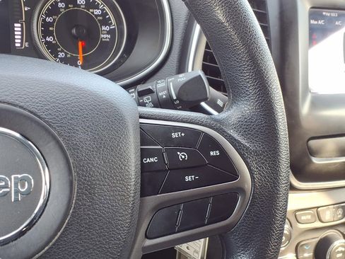 Used 2019 Jeep Cherokee Latitude w/ Popular Appearance Group image 11