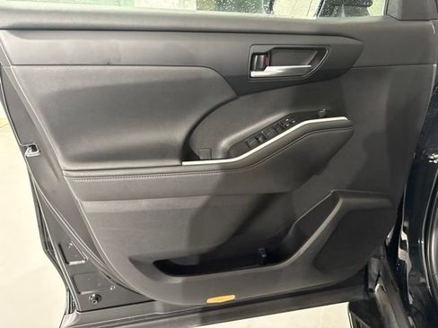 Used 2023 Toyota Highlander XLE FWD image 18