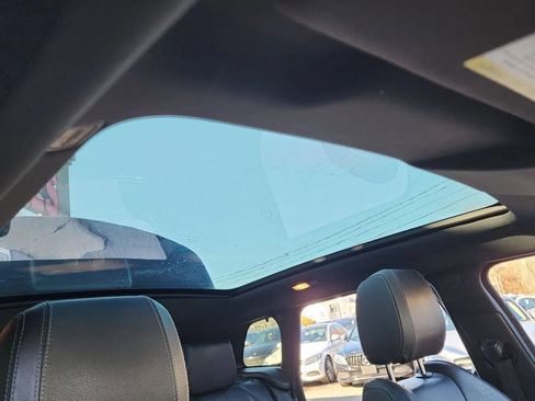 Used 2017 Land Rover Range Rover Evoque SE Premium image 18