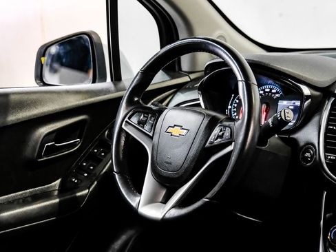 Used 2020 Chevrolet Trax LT w/ LT Convenience Package image 15