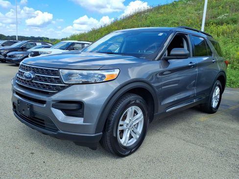 Used 2023 Ford Explorer XLT AWD/4WD image 3