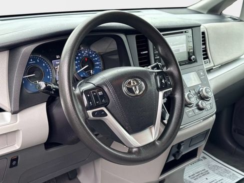 Used 2018 Toyota Sienna LE FWD image 18