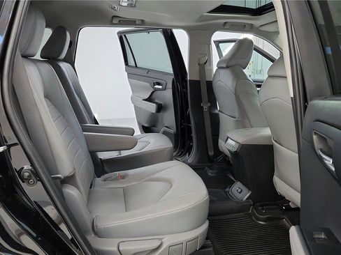 Certified 2022 Toyota Highlander XLE image 30