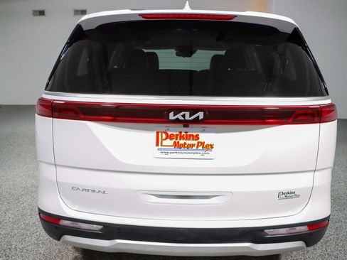 Used 2024 Kia Carnival LX image 8