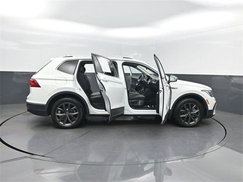 Used 2022 Volkswagen Tiguan SE image 41