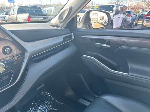 Used 2023 Toyota Highlander Limited image 30