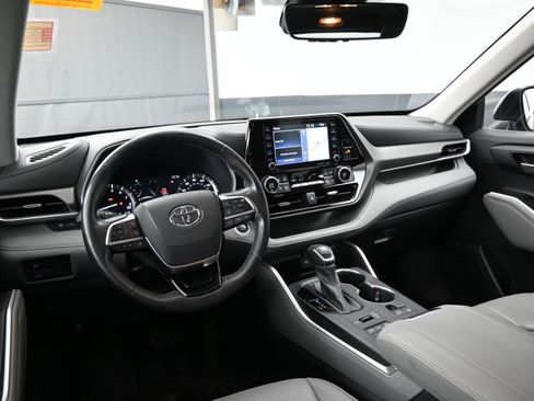 Used 2021 Toyota Highlander XLE image 18
