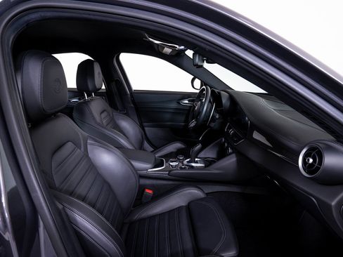 Used 2023 Alfa Romeo Giulia Quadrifoglio image 15