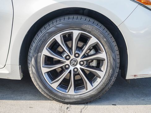 Used 2018 Toyota Avalon XLE image 11