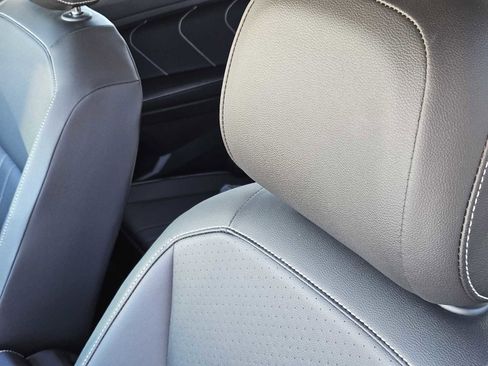 Used 2022 Volkswagen Tiguan SE image 15