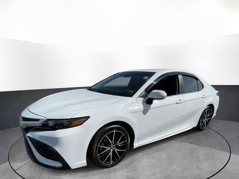 Used 2024 Toyota Camry SE FWD image 3