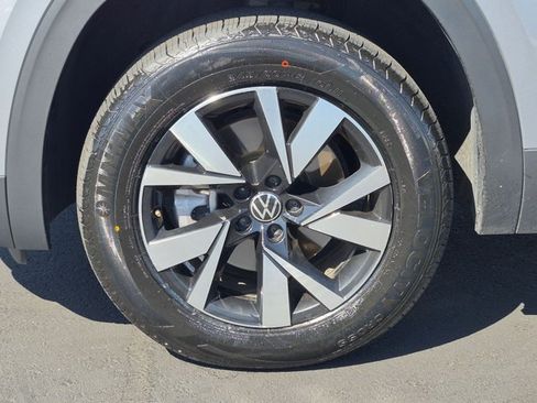Used 2023 Volkswagen Atlas Cross Sport SE FWD image 23
