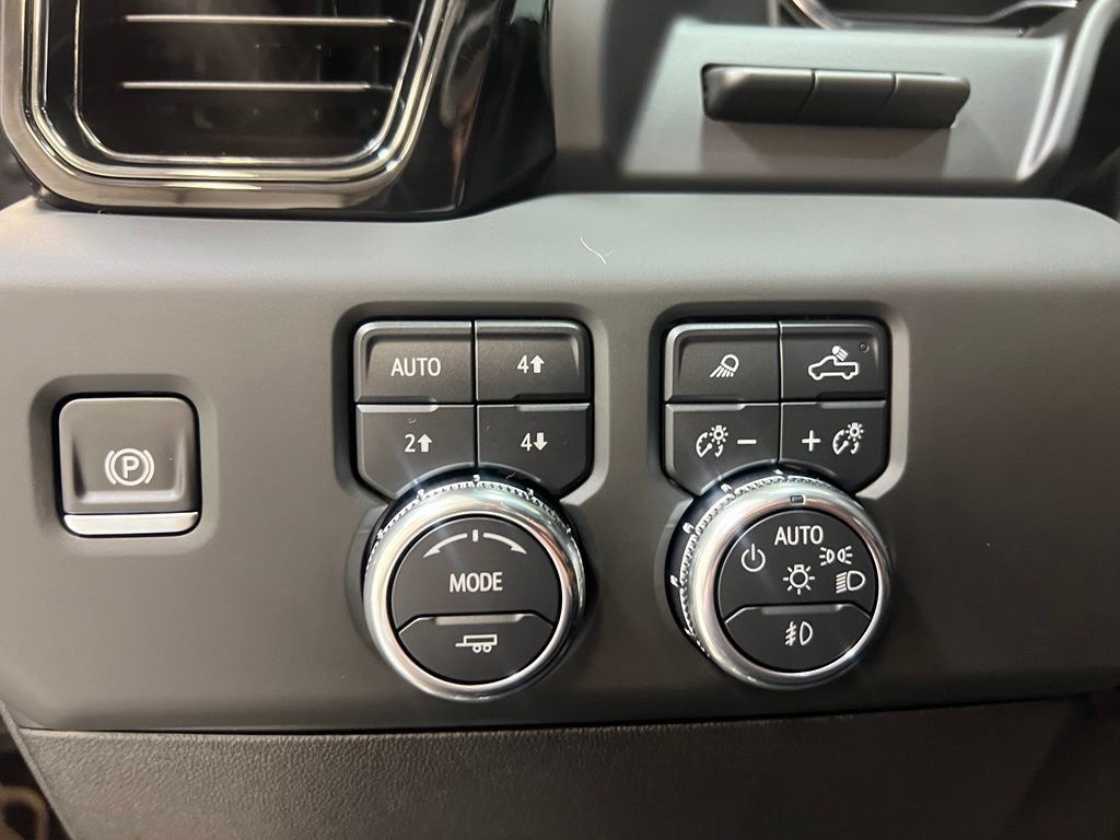 Used 2025 GMC Sierra 2500 AT4 w/ Technology Package AWD/4WD image 18