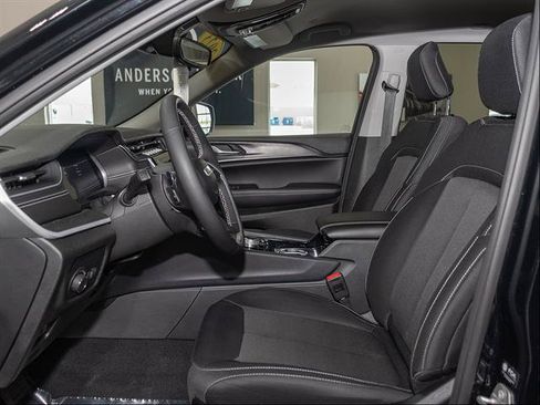 Used 2023 Jeep Grand Cherokee Laredo w/ Luxury Tech Group I AWD/4WD image 8