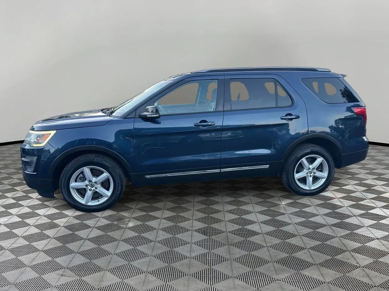 Used 2016 Ford Explorer XLT w/ Equipment Group 202A AWD/4WD image 8