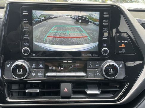 Used 2021 Toyota Highlander XLE AWD/4WD image 26