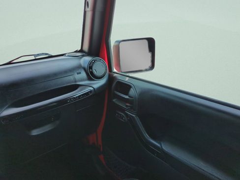 Used 2017 Jeep Wrangler Unlimited Sahara AWD/4WD image 13